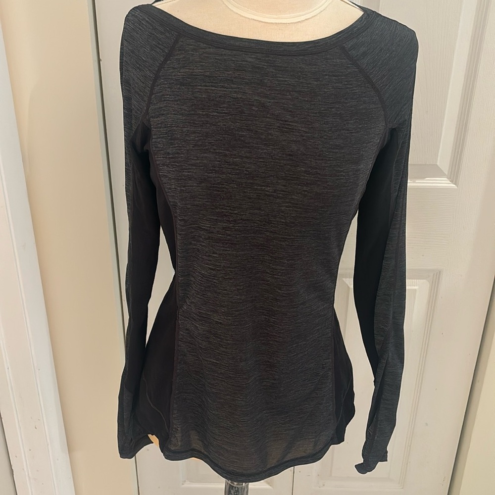 Lululemon Run in the Sun long Top with ruffle hem in size 6.